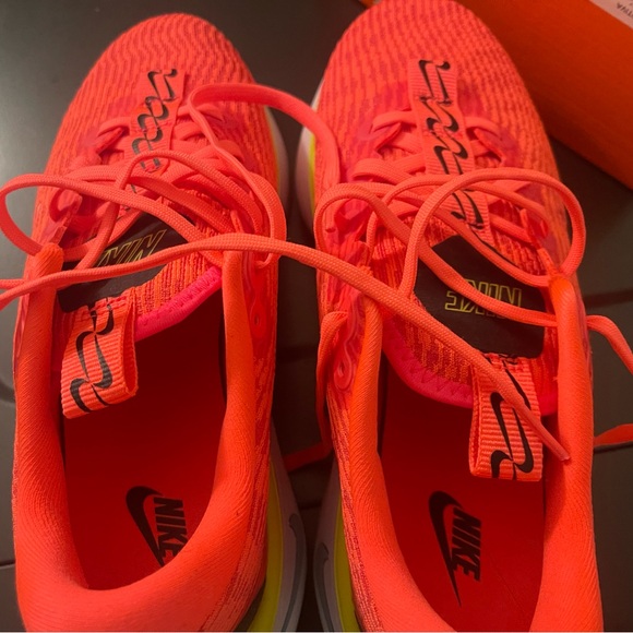 NEW Nike Motiva Red Ribbed Sneakers with Textured Design Size 8.5 - Picture 5 of 7